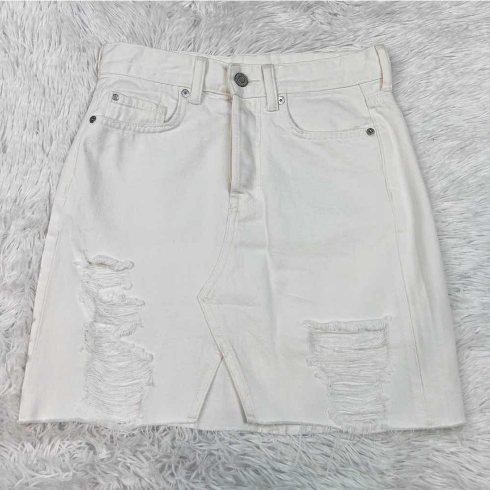 &Denim women's size 2 distressed denim mini skirt in white